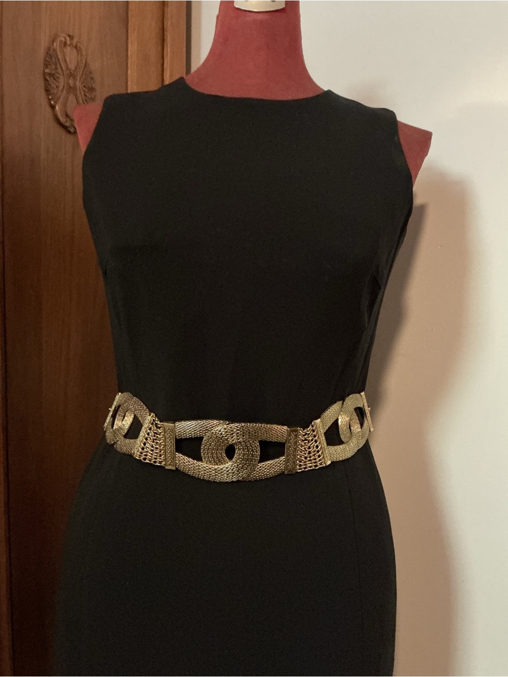 Vingold-tone statement belt featuring textured interlocking links and a chain - Picture 11 of 14